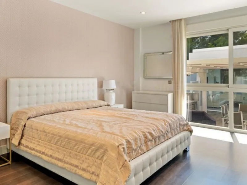 This newly renovated, seven-bedroom villa nestled on a sprawling 1770m2 plot between Aloha and Las Brisas presents a harmonious blend of sophistication and comfort.