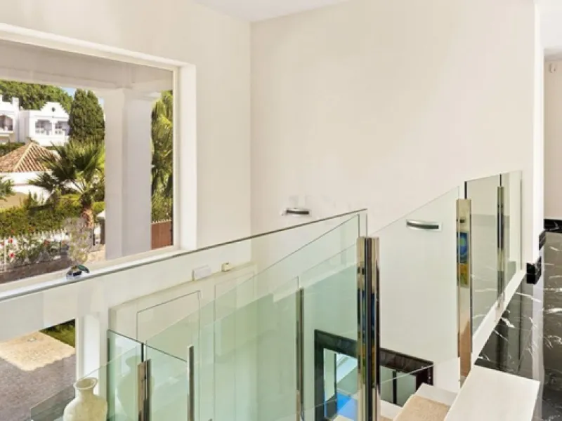 This newly renovated, seven-bedroom villa nestled on a sprawling 1770m2 plot between Aloha and Las Brisas presents a harmonious blend of sophistication and comfort.