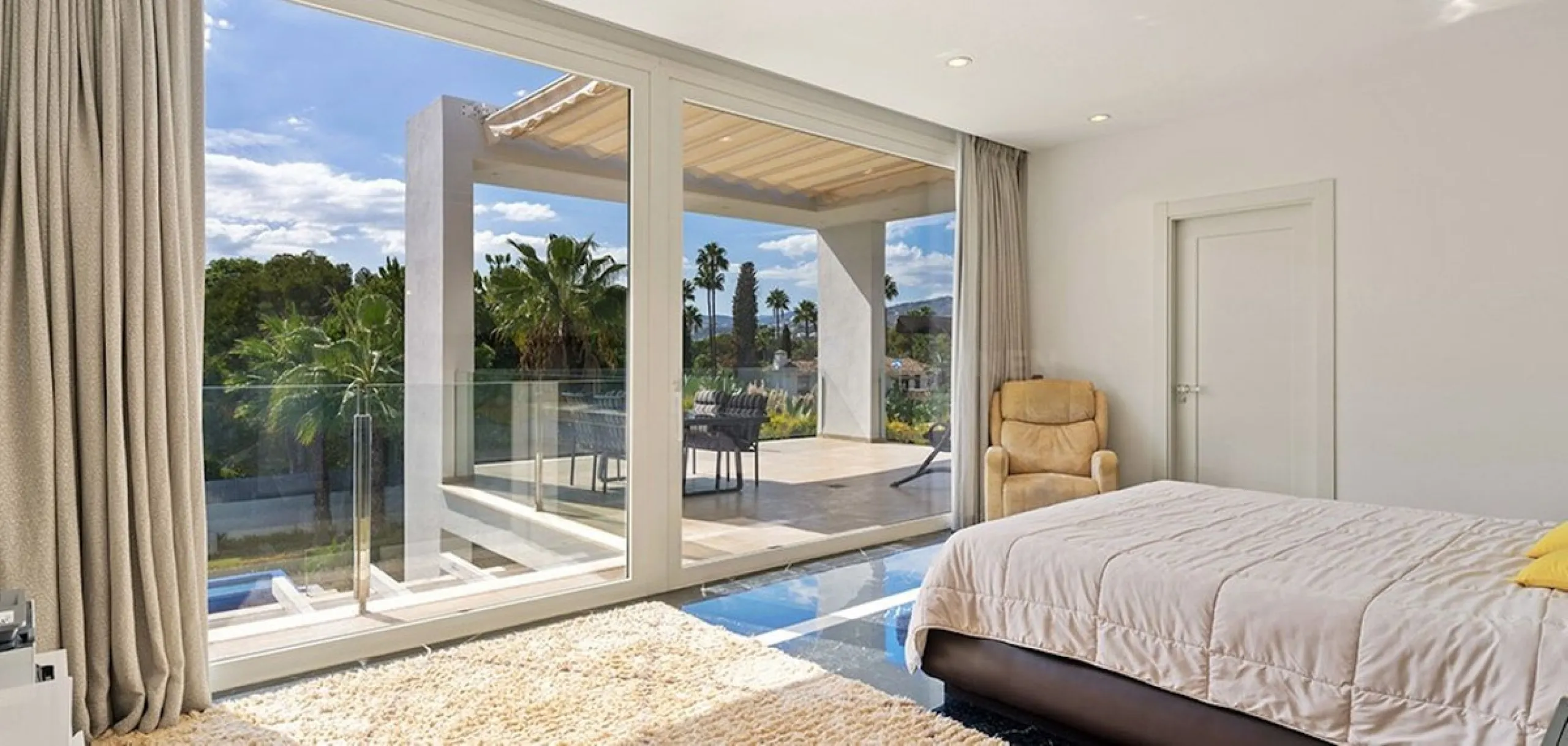 This newly renovated, seven-bedroom villa nestled on a sprawling 1770m2 plot between Aloha and Las Brisas presents a harmonious blend of sophistication and comfort.