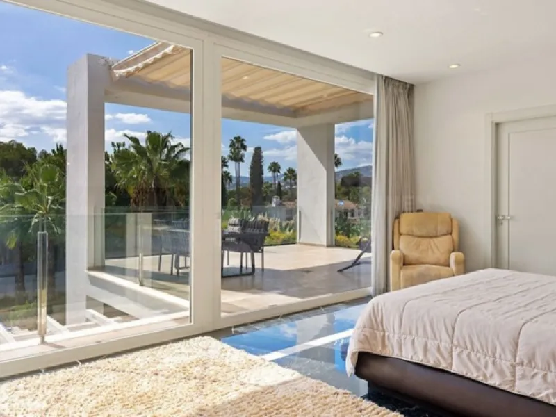 This newly renovated, seven-bedroom villa nestled on a sprawling 1770m2 plot between Aloha and Las Brisas presents a harmonious blend of sophistication and comfort.