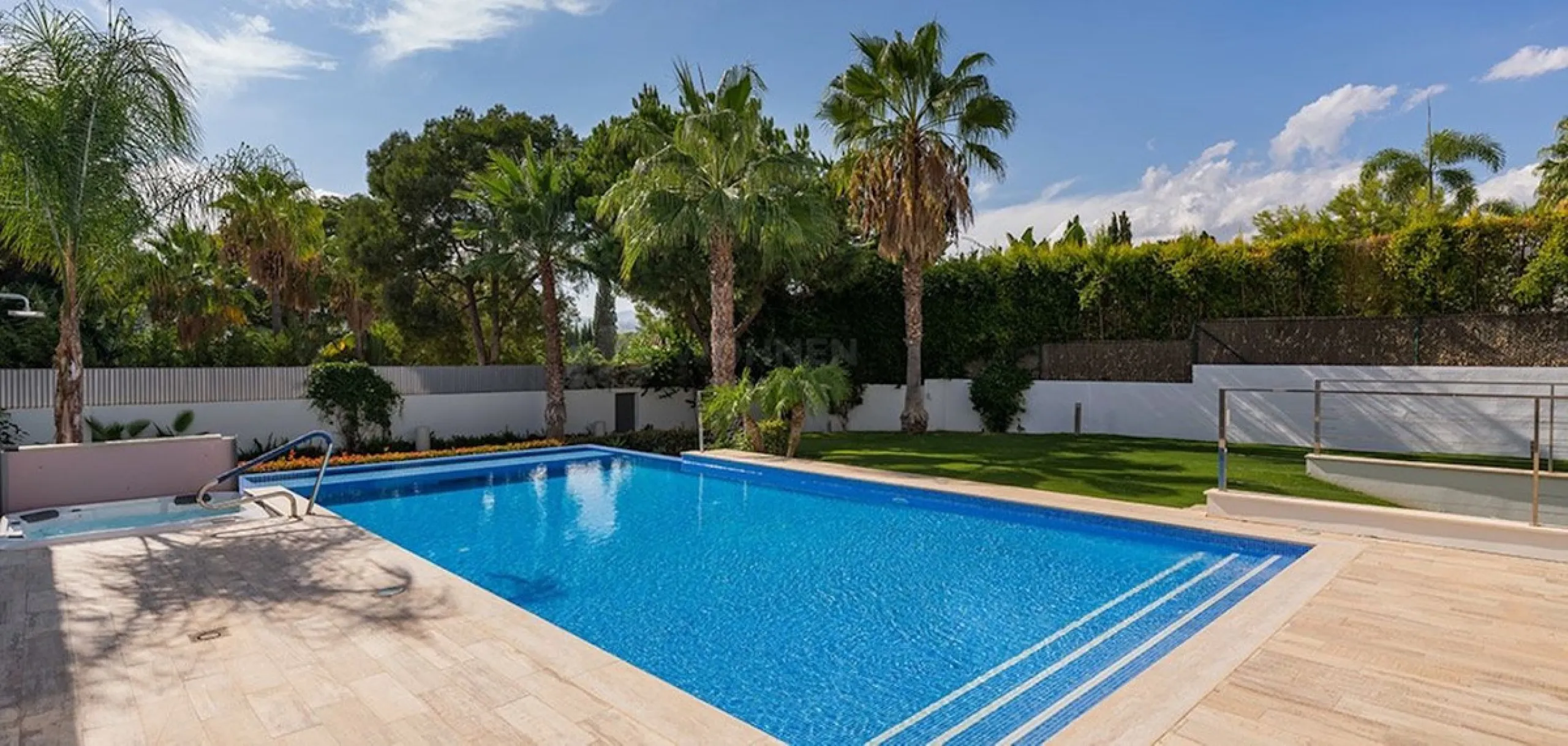 This newly renovated, seven-bedroom villa nestled on a sprawling 1770m2 plot between Aloha and Las Brisas presents a harmonious blend of sophistication and comfort.