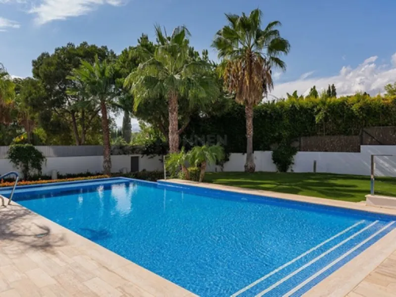 This newly renovated, seven-bedroom villa nestled on a sprawling 1770m2 plot between Aloha and Las Brisas presents a harmonious blend of sophistication and comfort.