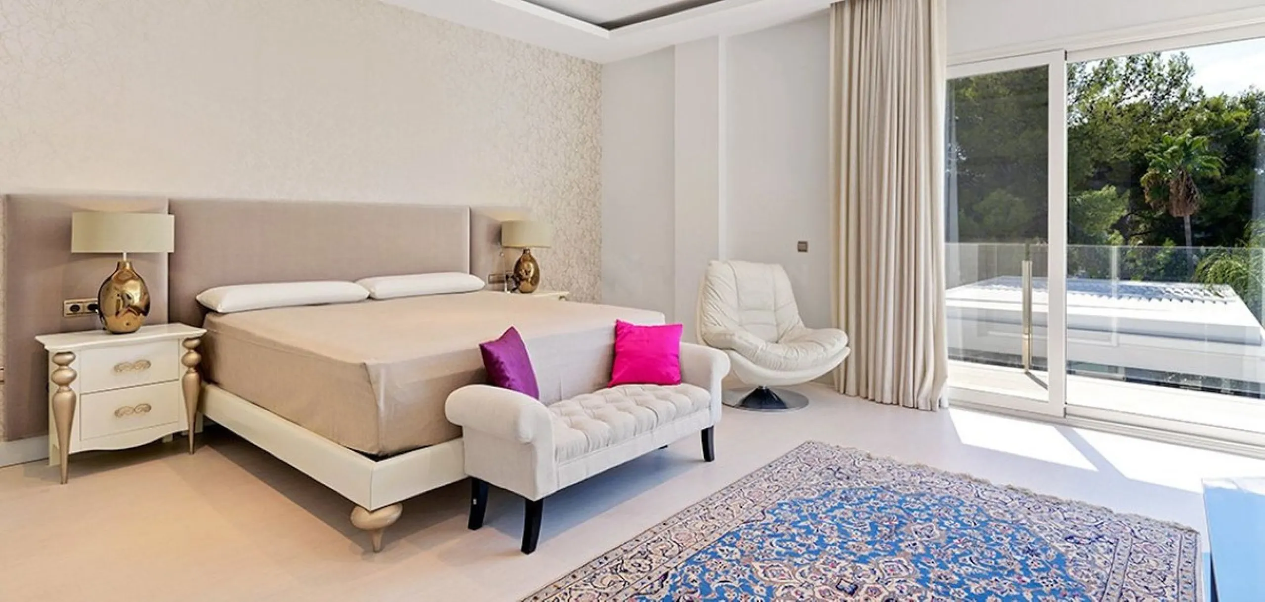 This newly renovated, seven-bedroom villa nestled on a sprawling 1770m2 plot between Aloha and Las Brisas presents a harmonious blend of sophistication and comfort.
