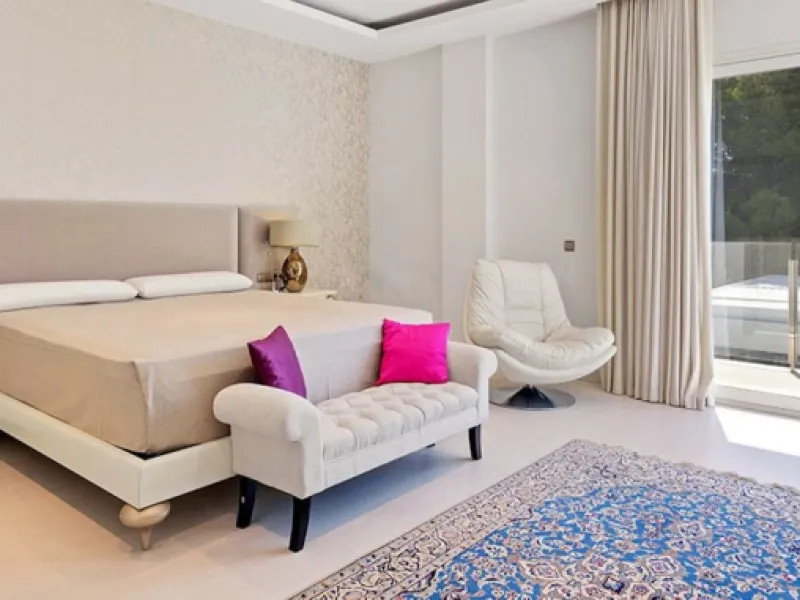 This newly renovated, seven-bedroom villa nestled on a sprawling 1770m2 plot between Aloha and Las Brisas presents a harmonious blend of sophistication and comfort.