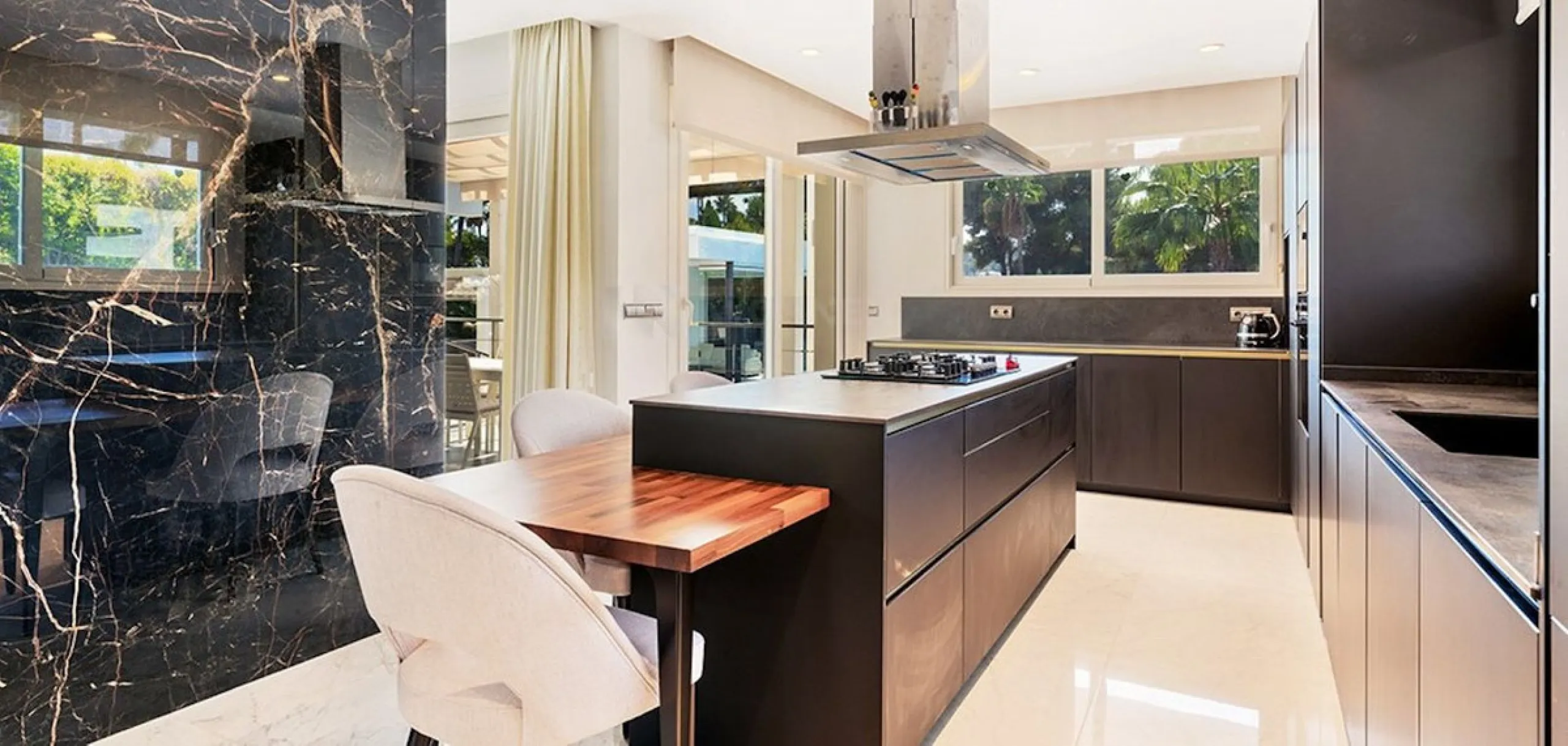 This newly renovated, seven-bedroom villa nestled on a sprawling 1770m2 plot between Aloha and Las Brisas presents a harmonious blend of sophistication and comfort.