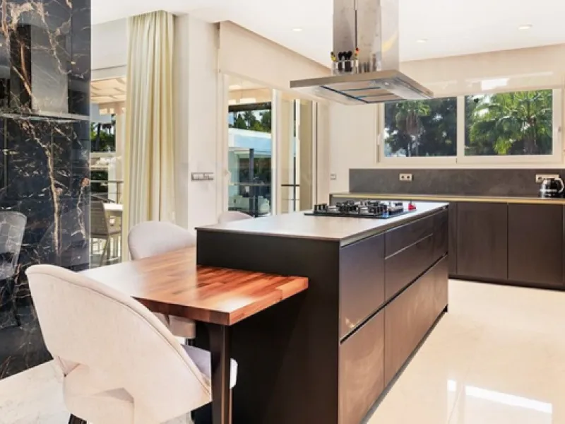 This newly renovated, seven-bedroom villa nestled on a sprawling 1770m2 plot between Aloha and Las Brisas presents a harmonious blend of sophistication and comfort.