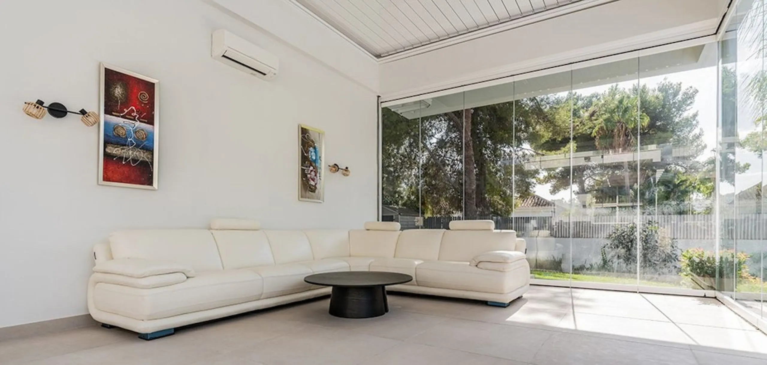 This newly renovated, seven-bedroom villa nestled on a sprawling 1770m2 plot between Aloha and Las Brisas presents a harmonious blend of sophistication and comfort.