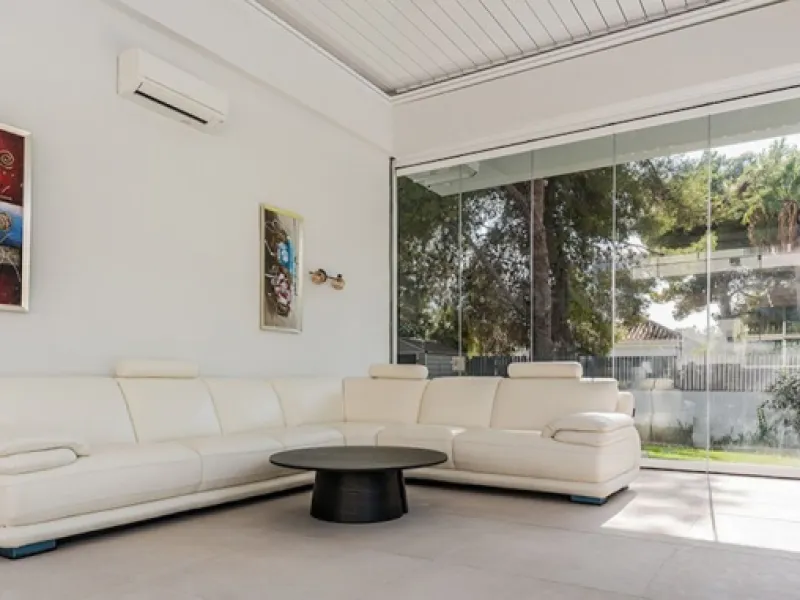 This newly renovated, seven-bedroom villa nestled on a sprawling 1770m2 plot between Aloha and Las Brisas presents a harmonious blend of sophistication and comfort.