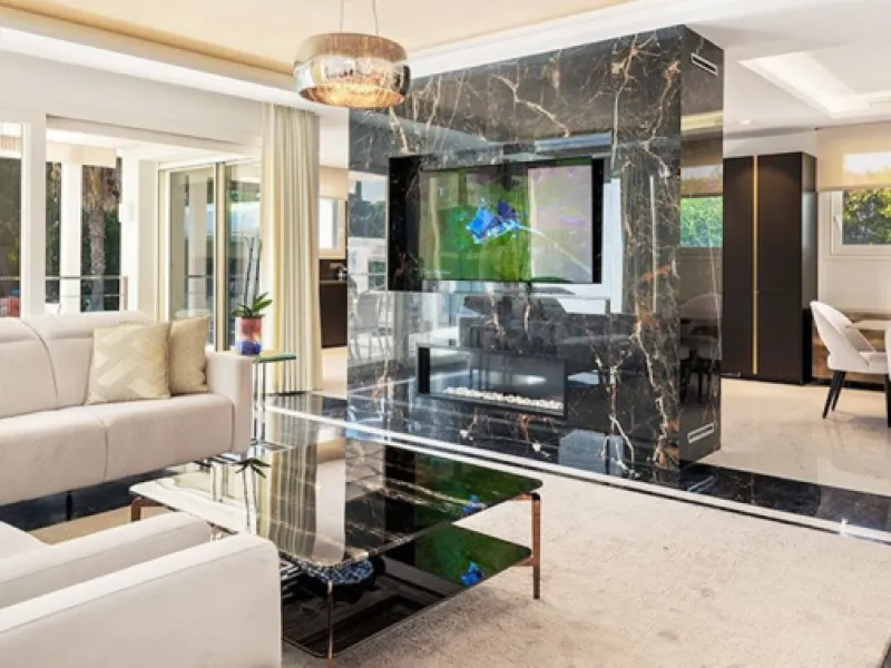 This newly renovated, seven-bedroom villa nestled on a sprawling 1770m2 plot between Aloha and Las Brisas presents a harmonious blend of sophistication and comfort.