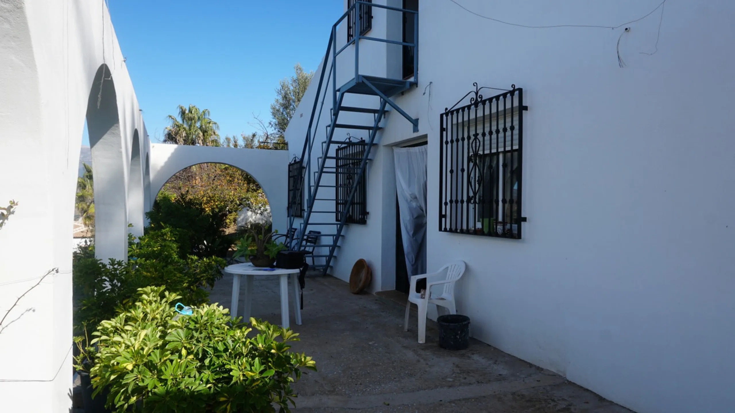 Indulge in the allure of rustic elegance with this enchanting country haven in Sayalonga. The carefully crafted 5-bedroom, 2-bathroom residence spans a generous 136m2, seamlessly blending modern comfort with timeless charm. Built in 2006, the home exudes 