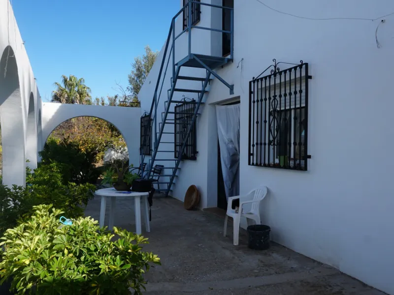 Indulge in the allure of rustic elegance with this enchanting country haven in Sayalonga. The carefully crafted 5-bedroom, 2-bathroom residence spans a generous 136m2, seamlessly blending modern comfort with timeless charm. Built in 2006, the home exudes 