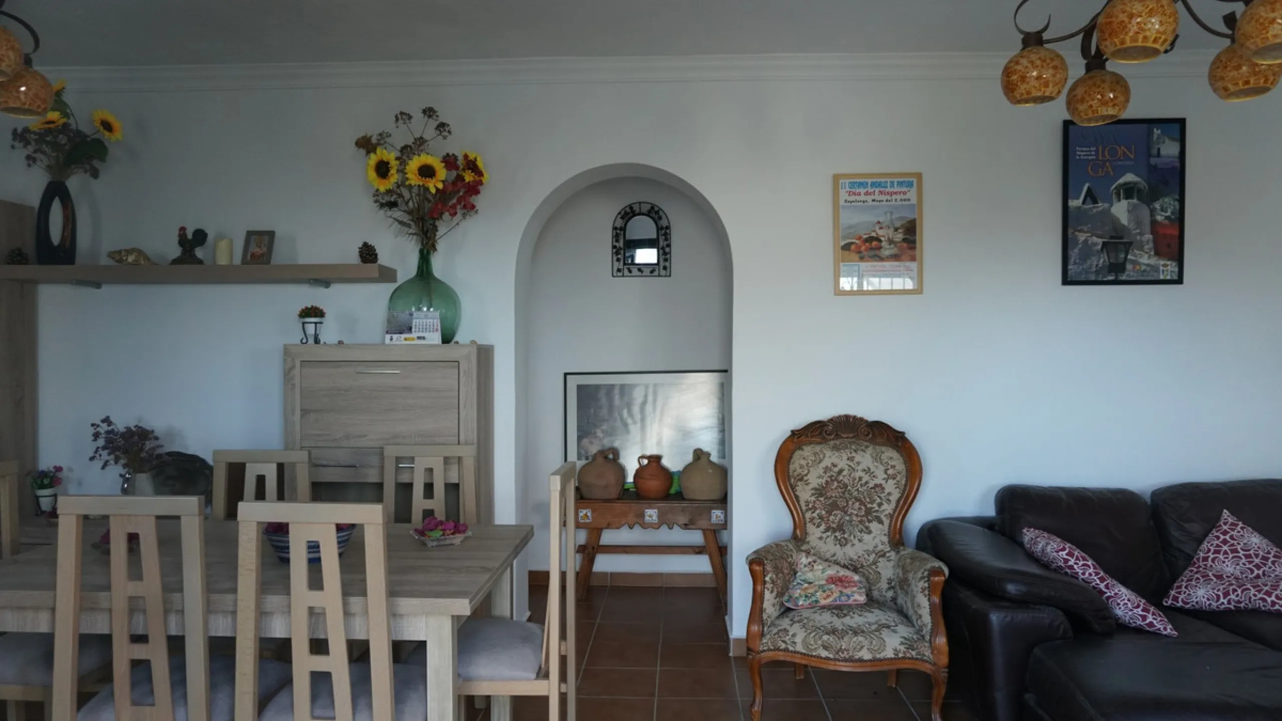 Indulge in the allure of rustic elegance with this enchanting country haven in Sayalonga. The carefully crafted 5-bedroom, 2-bathroom residence spans a generous 136m2, seamlessly blending modern comfort with timeless charm. Built in 2006, the home exudes 
