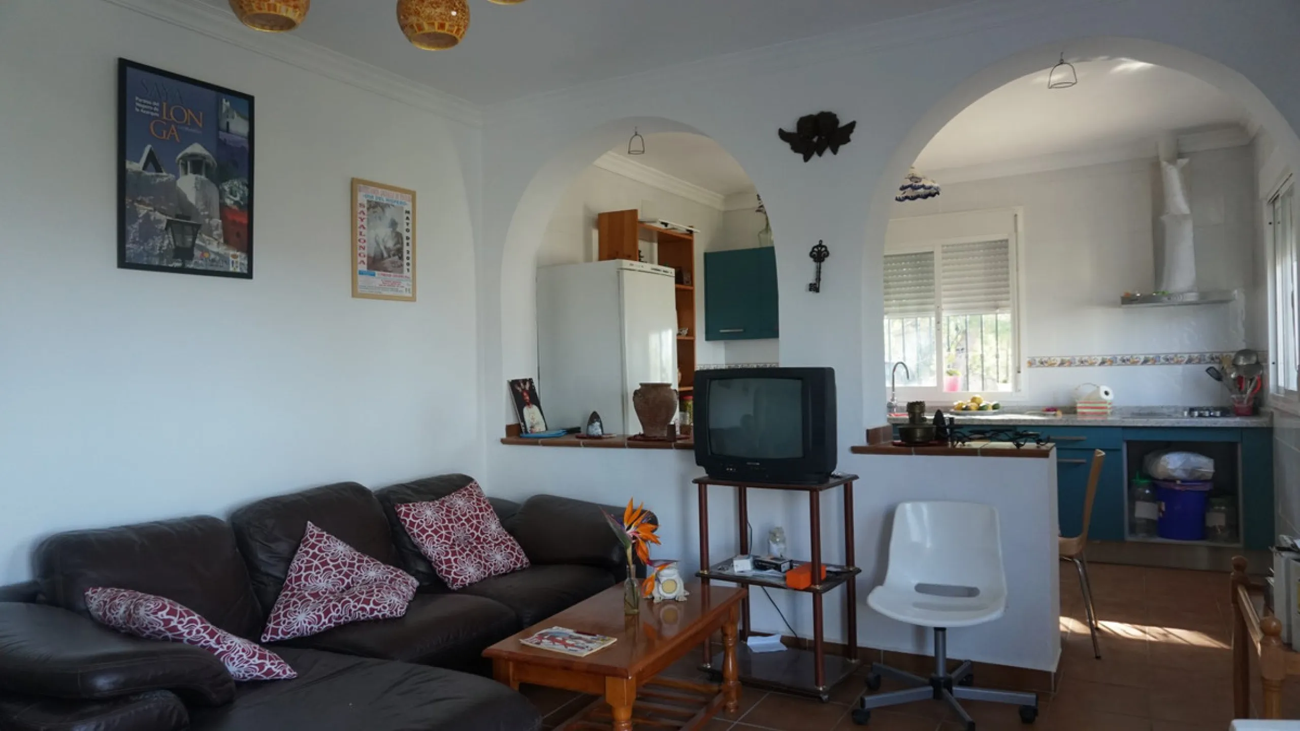 Indulge in the allure of rustic elegance with this enchanting country haven in Sayalonga. The carefully crafted 5-bedroom, 2-bathroom residence spans a generous 136m2, seamlessly blending modern comfort with timeless charm. Built in 2006, the home exudes 