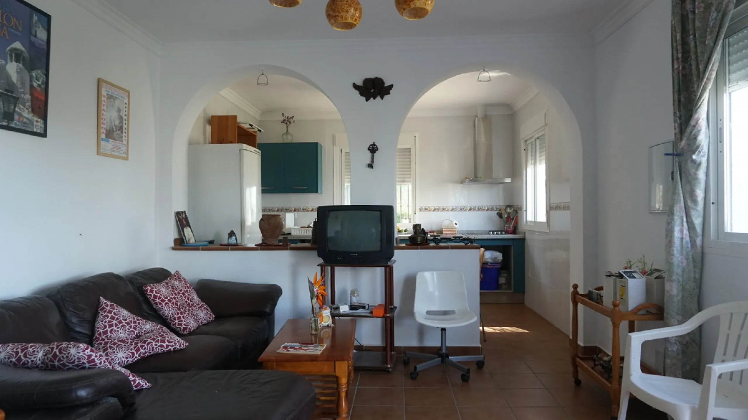 Indulge in the allure of rustic elegance with this enchanting country haven in Sayalonga. The carefully crafted 5-bedroom, 2-bathroom residence spans a generous 136m2, seamlessly blending modern comfort with timeless charm. Built in 2006, the home exudes 