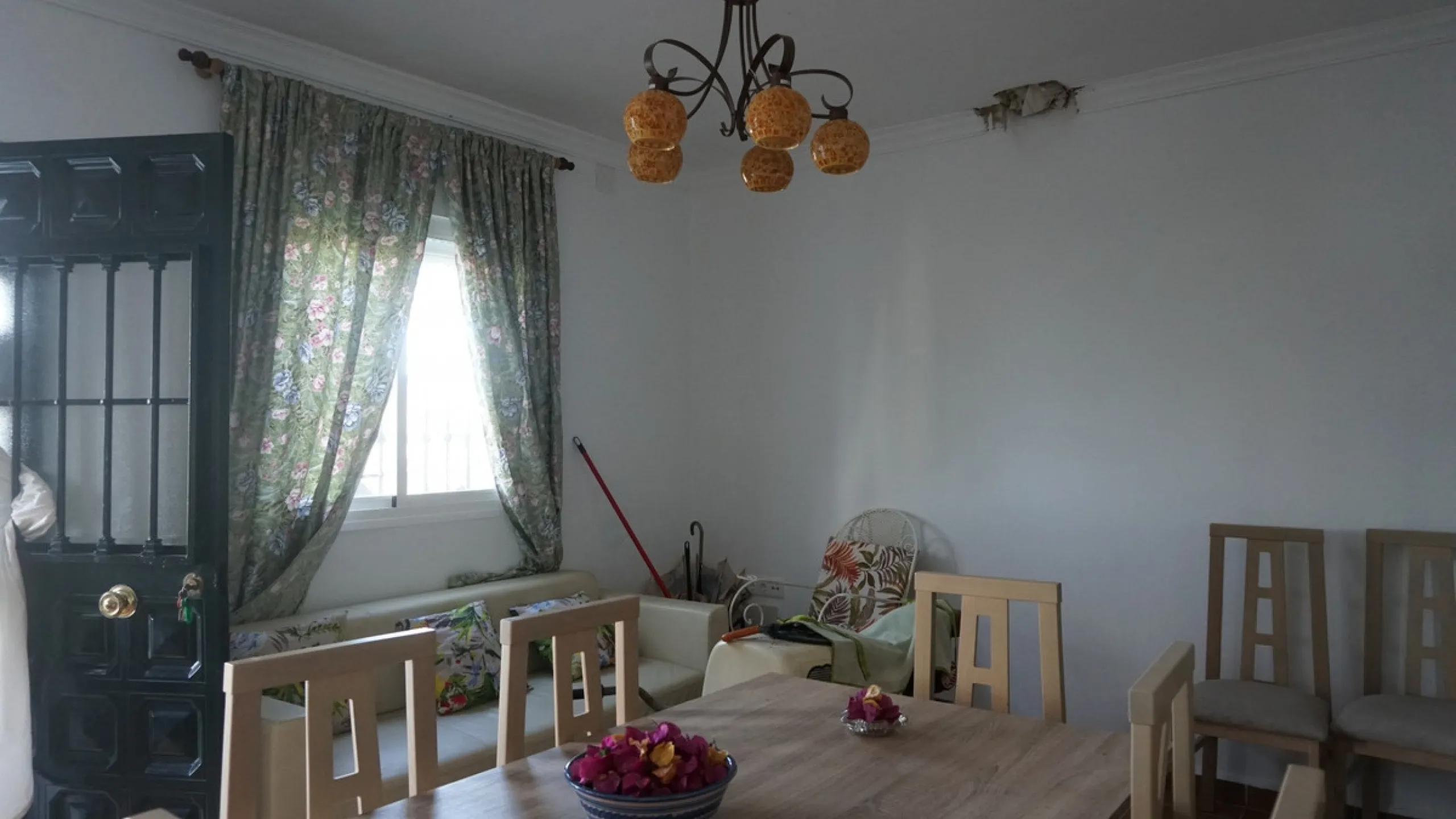 Indulge in the allure of rustic elegance with this enchanting country haven in Sayalonga. The carefully crafted 5-bedroom, 2-bathroom residence spans a generous 136m2, seamlessly blending modern comfort with timeless charm. Built in 2006, the home exudes 