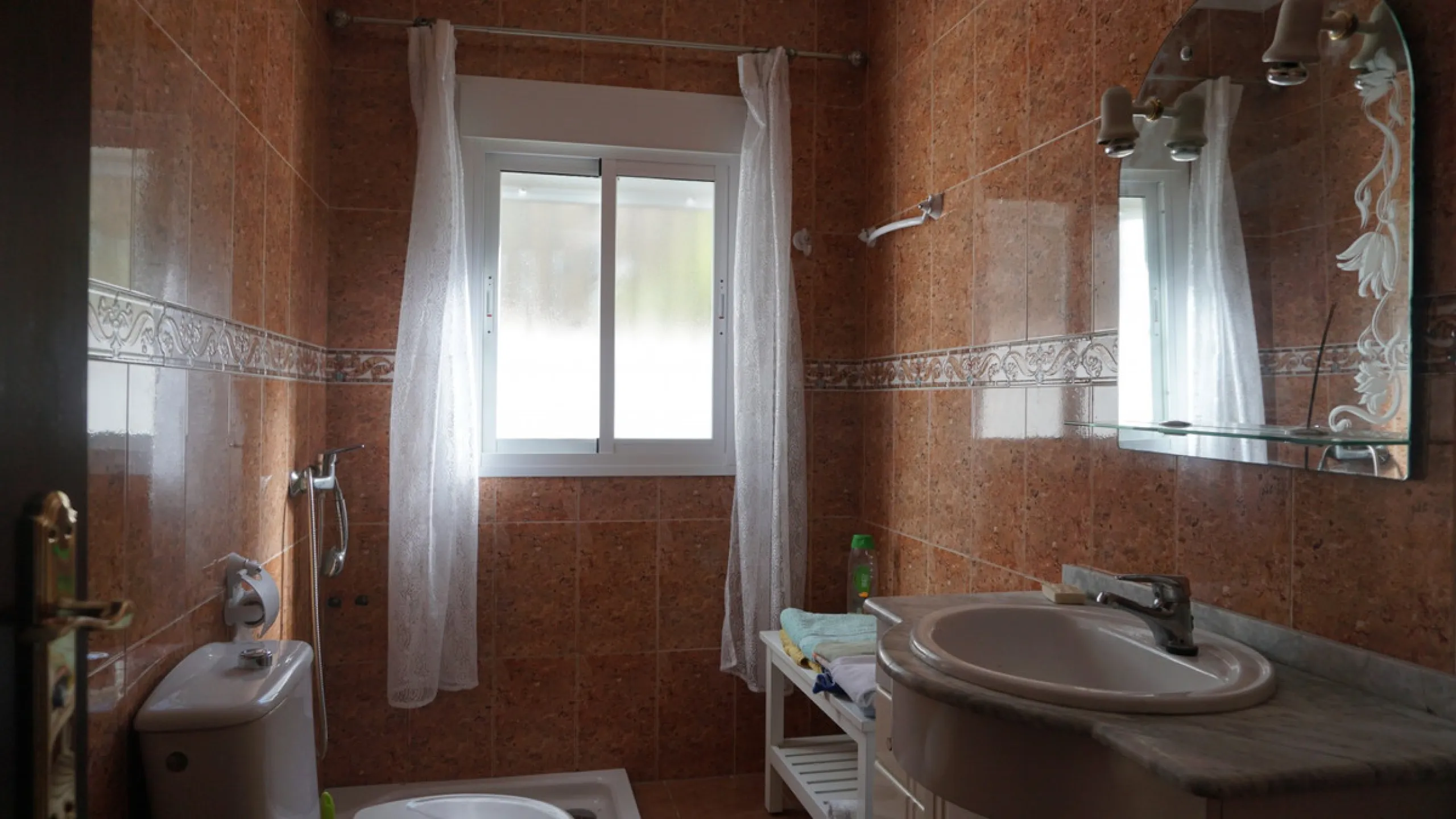 Indulge in the allure of rustic elegance with this enchanting country haven in Sayalonga. The carefully crafted 5-bedroom, 2-bathroom residence spans a generous 136m2, seamlessly blending modern comfort with timeless charm. Built in 2006, the home exudes 