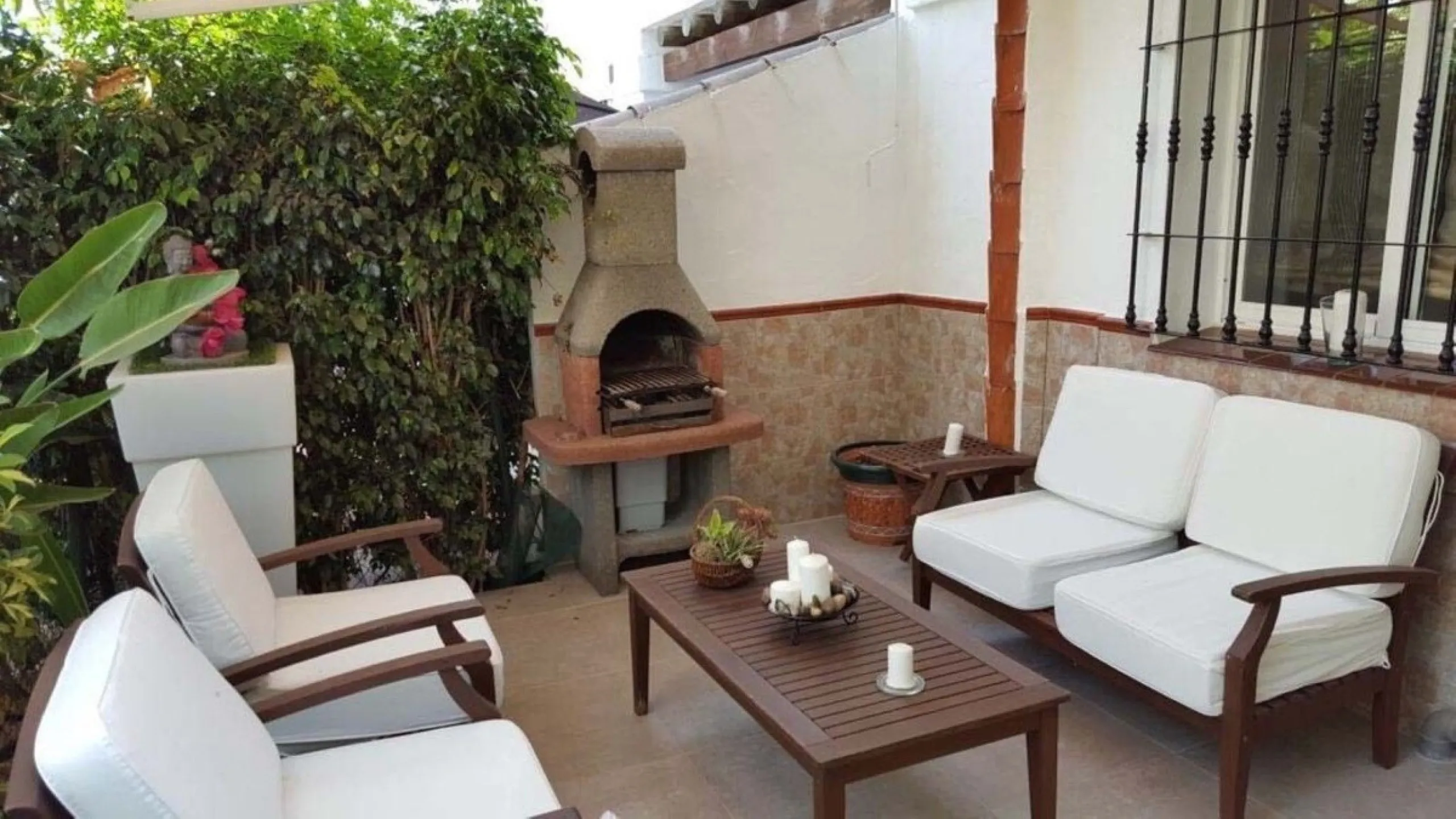 Fantastic townhouse for sale in Los Naranjos. It has 4 bedrooms, 2 bathrooms, guest toilette, spacious lounge and dining area with big porche, fully fitted kitchen, another porche at the entrance and 2 terraces. The complex has very nice pool and garden a