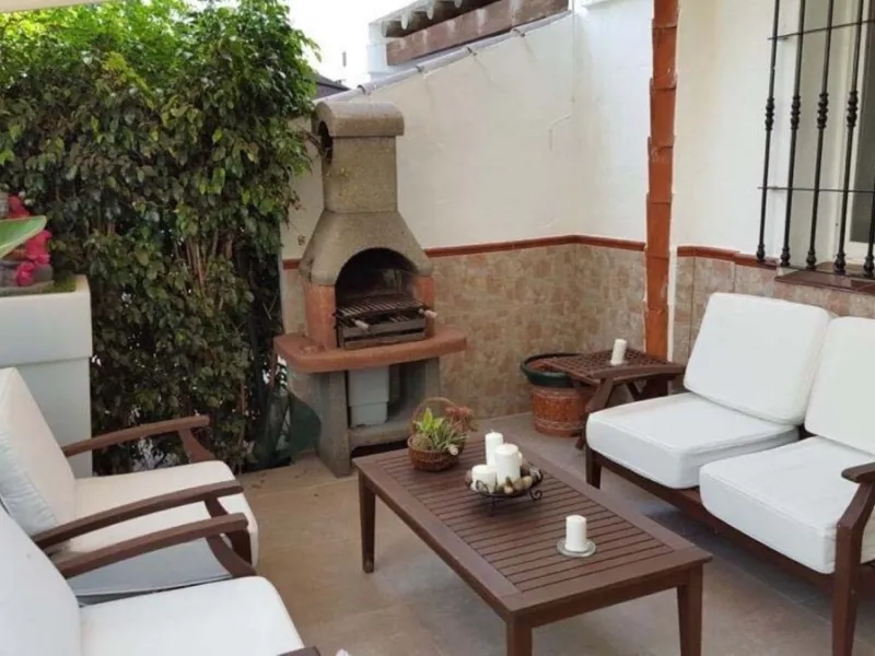 Fantastic townhouse for sale in Los Naranjos. It has 4 bedrooms, 2 bathrooms, guest toilette, spacious lounge and dining area with big porche, fully fitted kitchen, another porche at the entrance and 2 terraces. The complex has very nice pool and garden a
