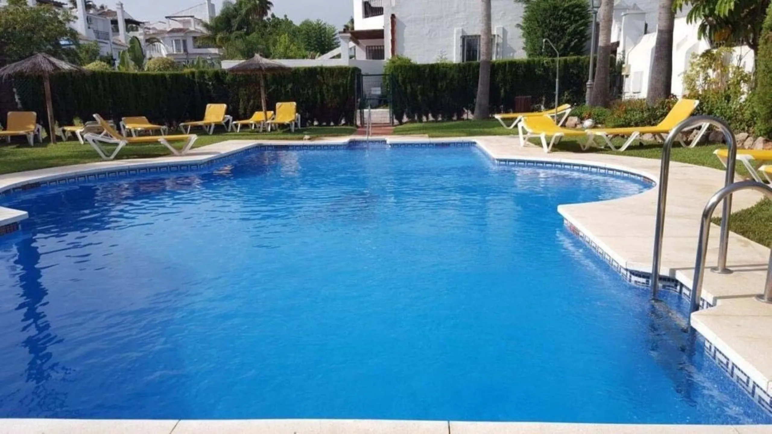 Fantastic townhouse for sale in Los Naranjos. It has 4 bedrooms, 2 bathrooms, guest toilette, spacious lounge and dining area with big porche, fully fitted kitchen, another porche at the entrance and 2 terraces. The complex has very nice pool and garden a