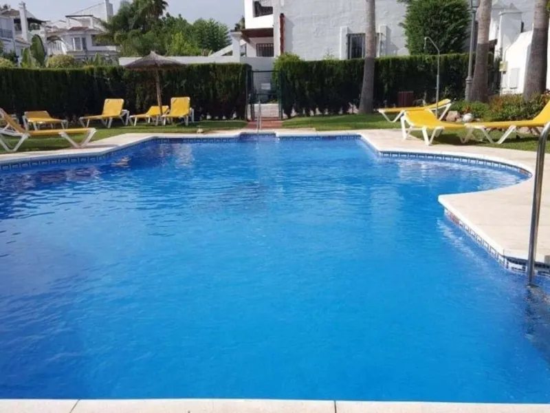 Fantastic townhouse for sale in Los Naranjos. It has 4 bedrooms, 2 bathrooms, guest toilette, spacious lounge and dining area with big porche, fully fitted kitchen, another porche at the entrance and 2 terraces. The complex has very nice pool and garden a