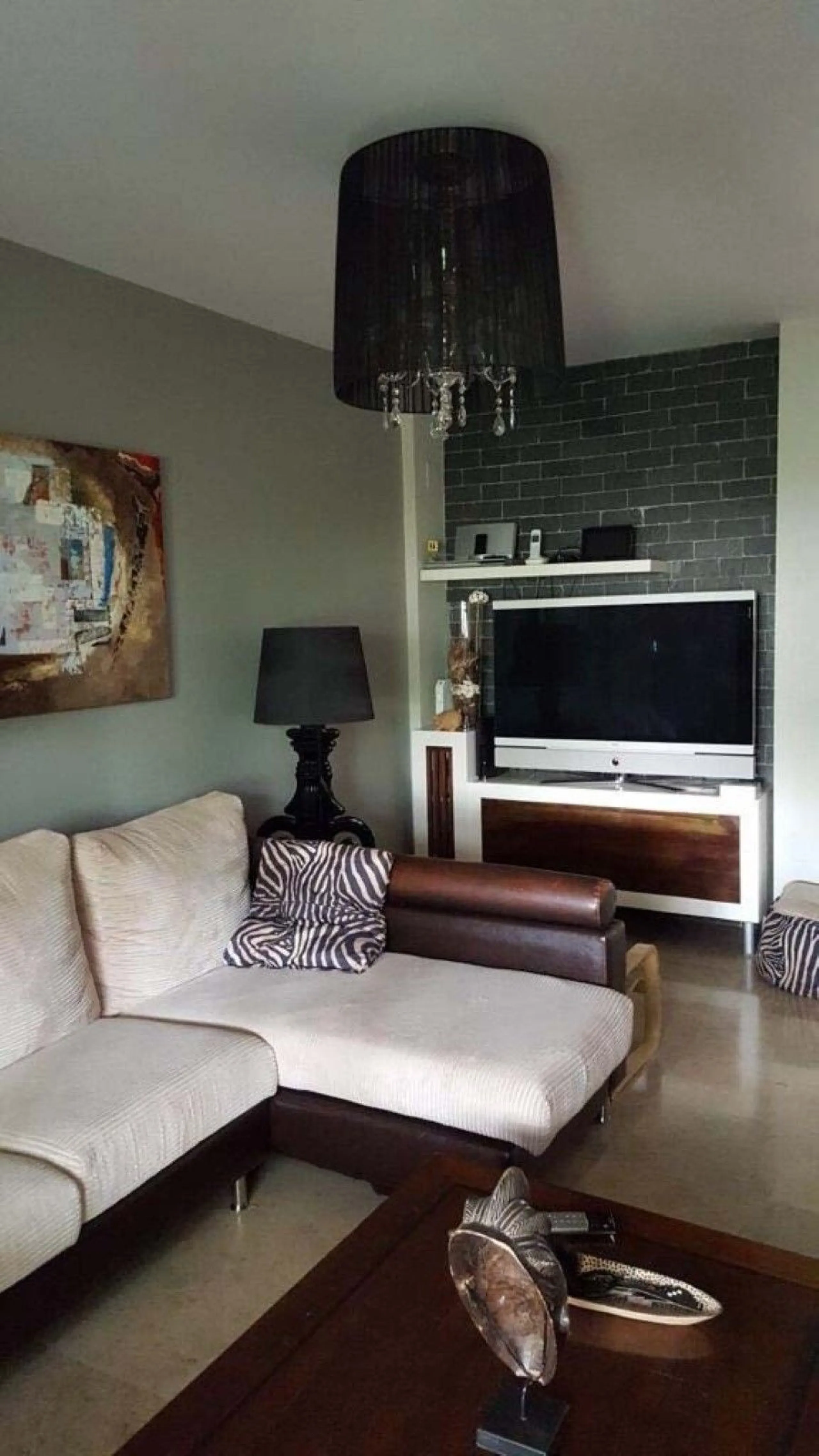 Fantastic townhouse for sale in Los Naranjos. It has 4 bedrooms, 2 bathrooms, guest toilette, spacious lounge and dining area with big porche, fully fitted kitchen, another porche at the entrance and 2 terraces. The complex has very nice pool and garden a
