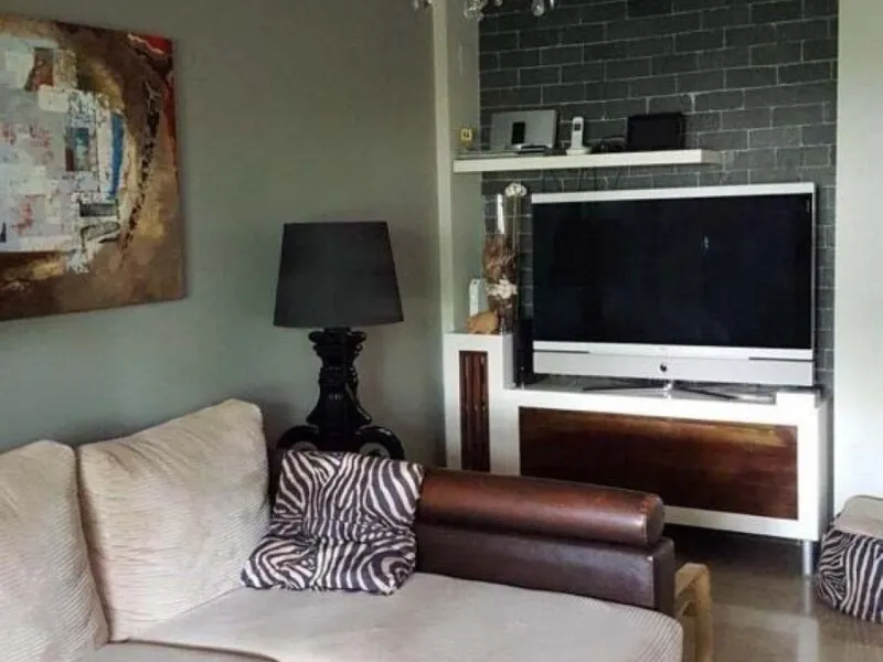 Fantastic townhouse for sale in Los Naranjos. It has 4 bedrooms, 2 bathrooms, guest toilette, spacious lounge and dining area with big porche, fully fitted kitchen, another porche at the entrance and 2 terraces. The complex has very nice pool and garden a