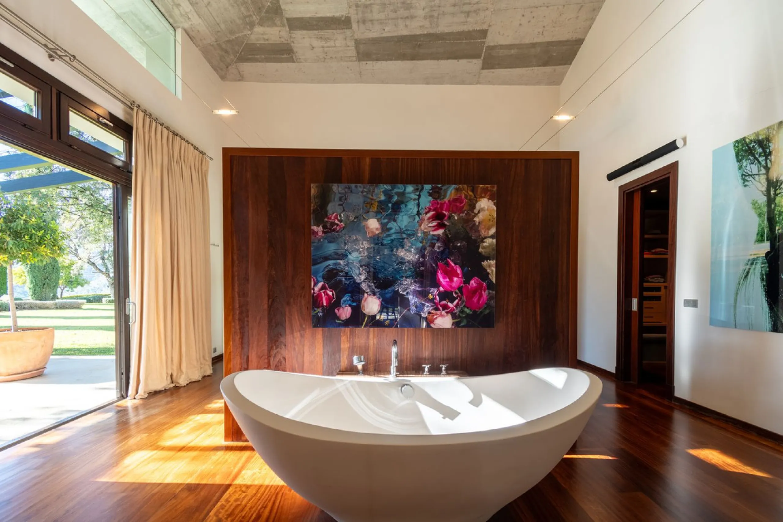 A beautiful south west facing detached villa, nestled in the exclsusive urbanisation of La Zagaleta of Benahavis on  the Costa del Sol.