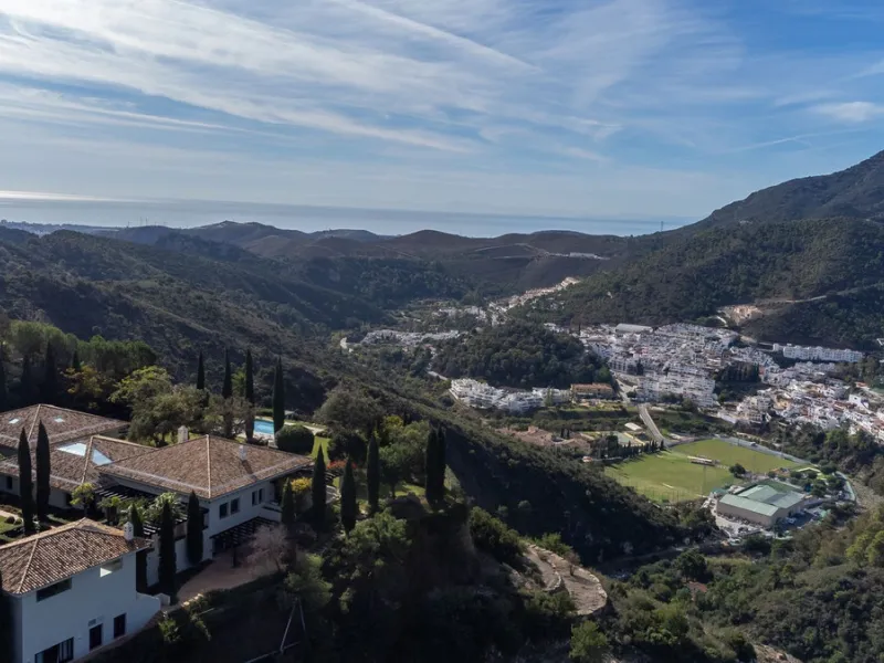 A beautiful south west facing detached villa, nestled in the exclsusive urbanisation of La Zagaleta of Benahavis on  the Costa del Sol.