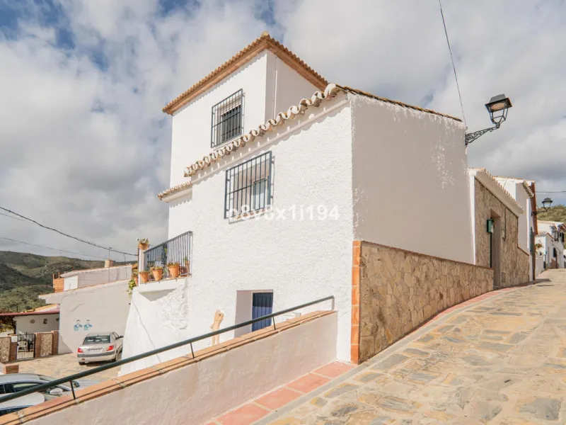 House - Detached Villa в продаже в Macharaviaya, Málaga. В доме 5 спален и 1 ванных комнат. Площадь дома 102 м²