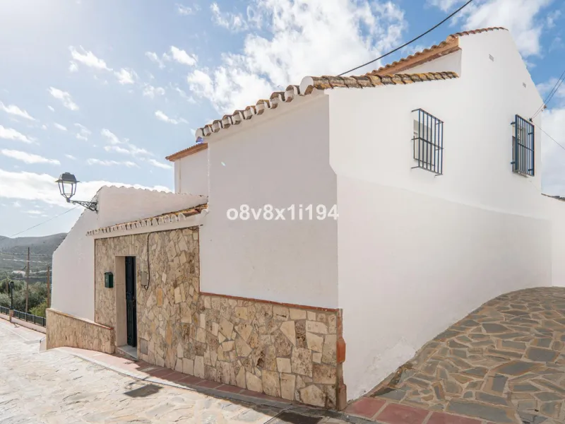 House - Detached Villa в продаже в Macharaviaya, Málaga. В доме 5 спален и 1 ванных комнат. Площадь дома 102 м²