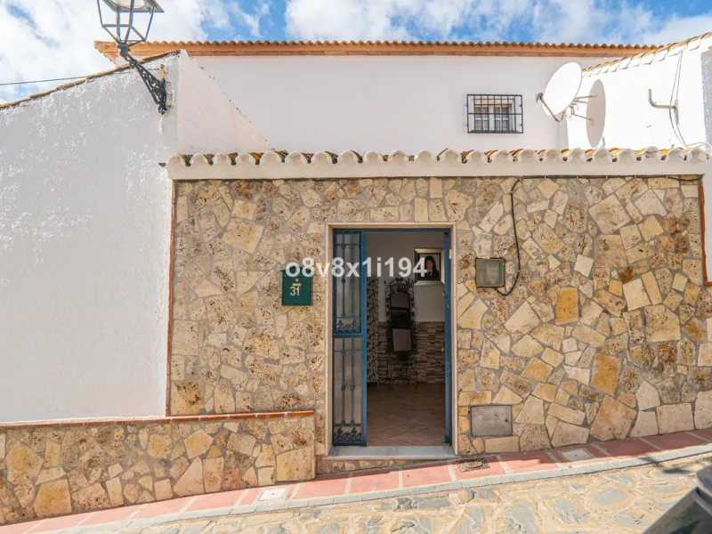 House - Detached Villa в продаже в Macharaviaya, Málaga. В доме 5 спален и 1 ванных комнат. Площадь дома 102 м²