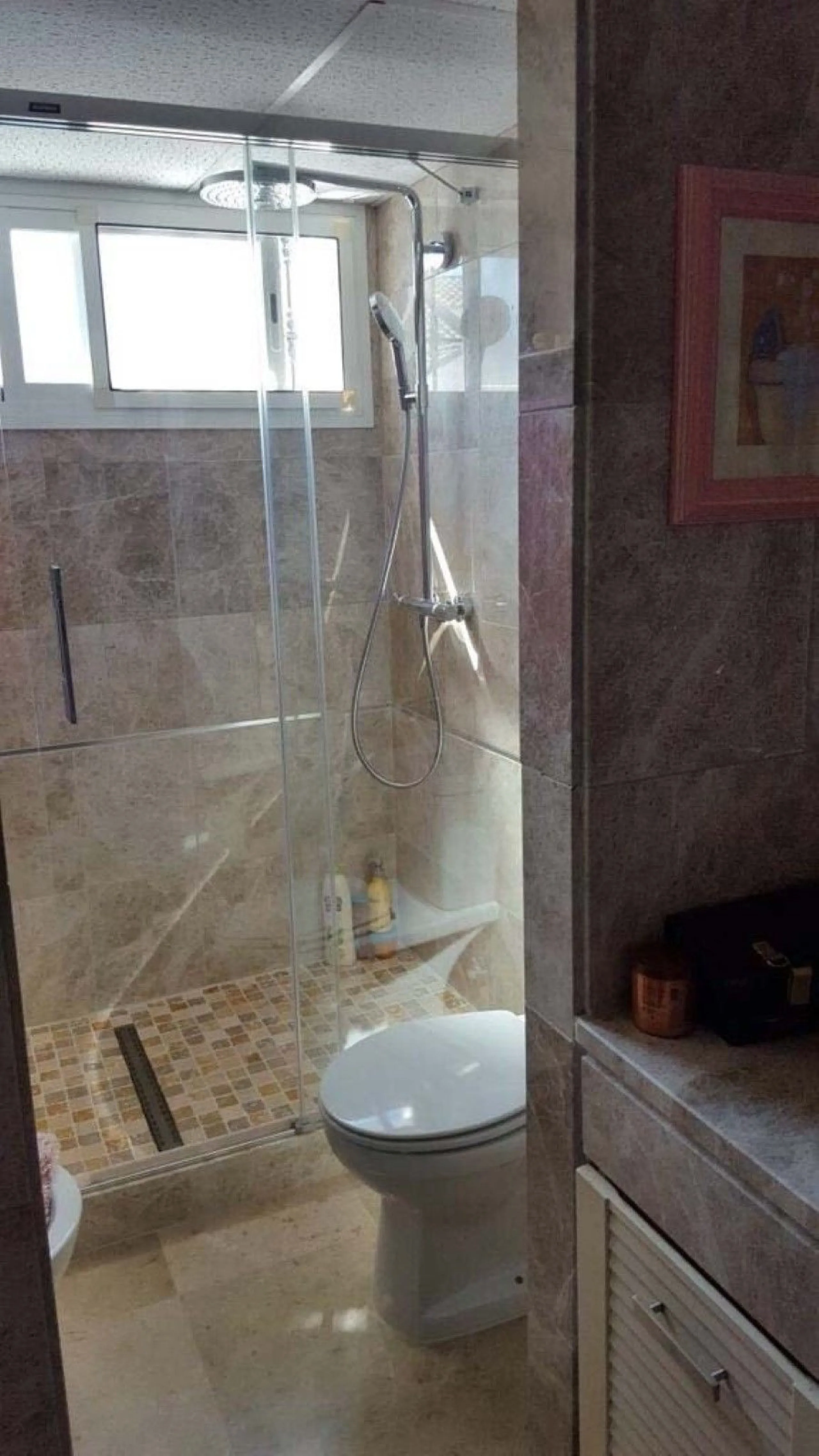 Fantastic townhouse for sale in Los Naranjos. It has 4 bedrooms, 2 bathrooms, guest toilette, spacious lounge and dining area with big porche, fully fitted kitchen, another porche at the entrance and 2 terraces. The complex has very nice pool and garden a