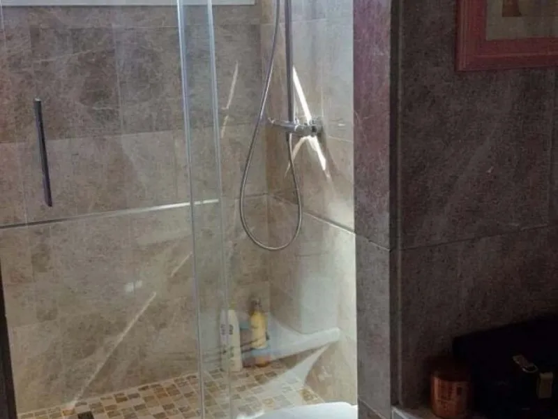 Fantastic townhouse for sale in Los Naranjos. It has 4 bedrooms, 2 bathrooms, guest toilette, spacious lounge and dining area with big porche, fully fitted kitchen, another porche at the entrance and 2 terraces. The complex has very nice pool and garden a