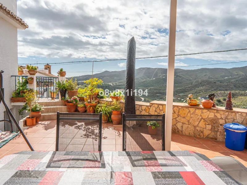 House - Detached Villa в продаже в Macharaviaya, Málaga. В доме 5 спален и 1 ванных комнат. Площадь дома 102 м²