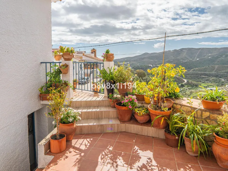 House - Detached Villa в продаже в Macharaviaya, Málaga. В доме 5 спален и 1 ванных комнат. Площадь дома 102 м²