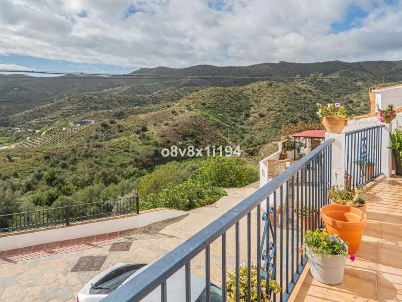 House - Detached Villa в продаже в Macharaviaya, Málaga. В доме 5 спален и 1 ванных комнат. Площадь дома 102 м²