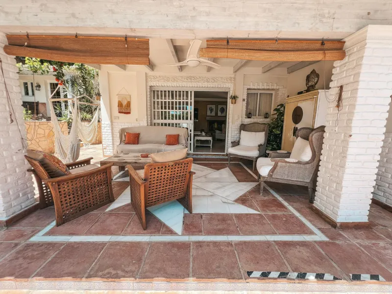 Diese außergewöhnliche Villa in der begehrten Wohngegend Los Jazmines von San Pedro de Alcantara, Malaga, bietet eine ausgezeichnete Gelegenheit für Wohnzwecke oder eine rentable Investition. Das Objekt verfügt über einen gültigen