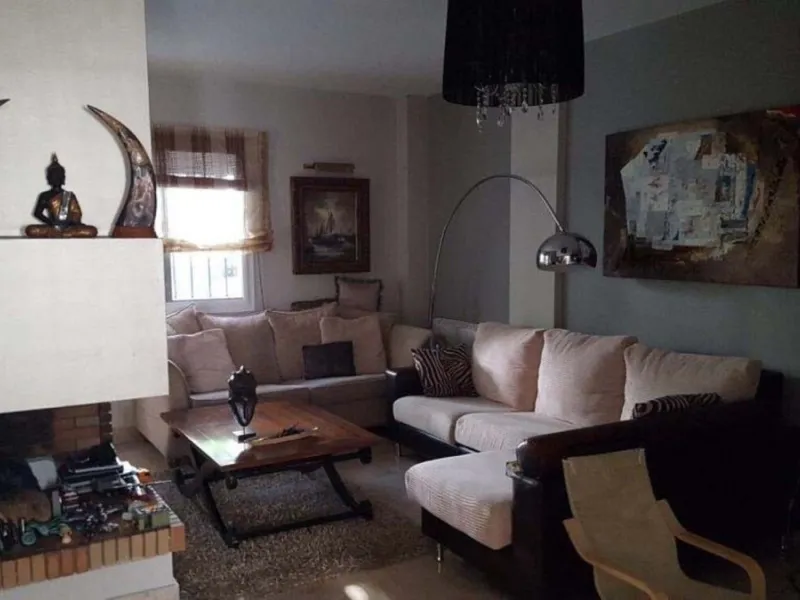 Fantastic townhouse for sale in Los Naranjos. It has 4 bedrooms, 2 bathrooms, guest toilette, spacious lounge and dining area with big porche, fully fitted kitchen, another porche at the entrance and 2 terraces. The complex has very nice pool and garden a