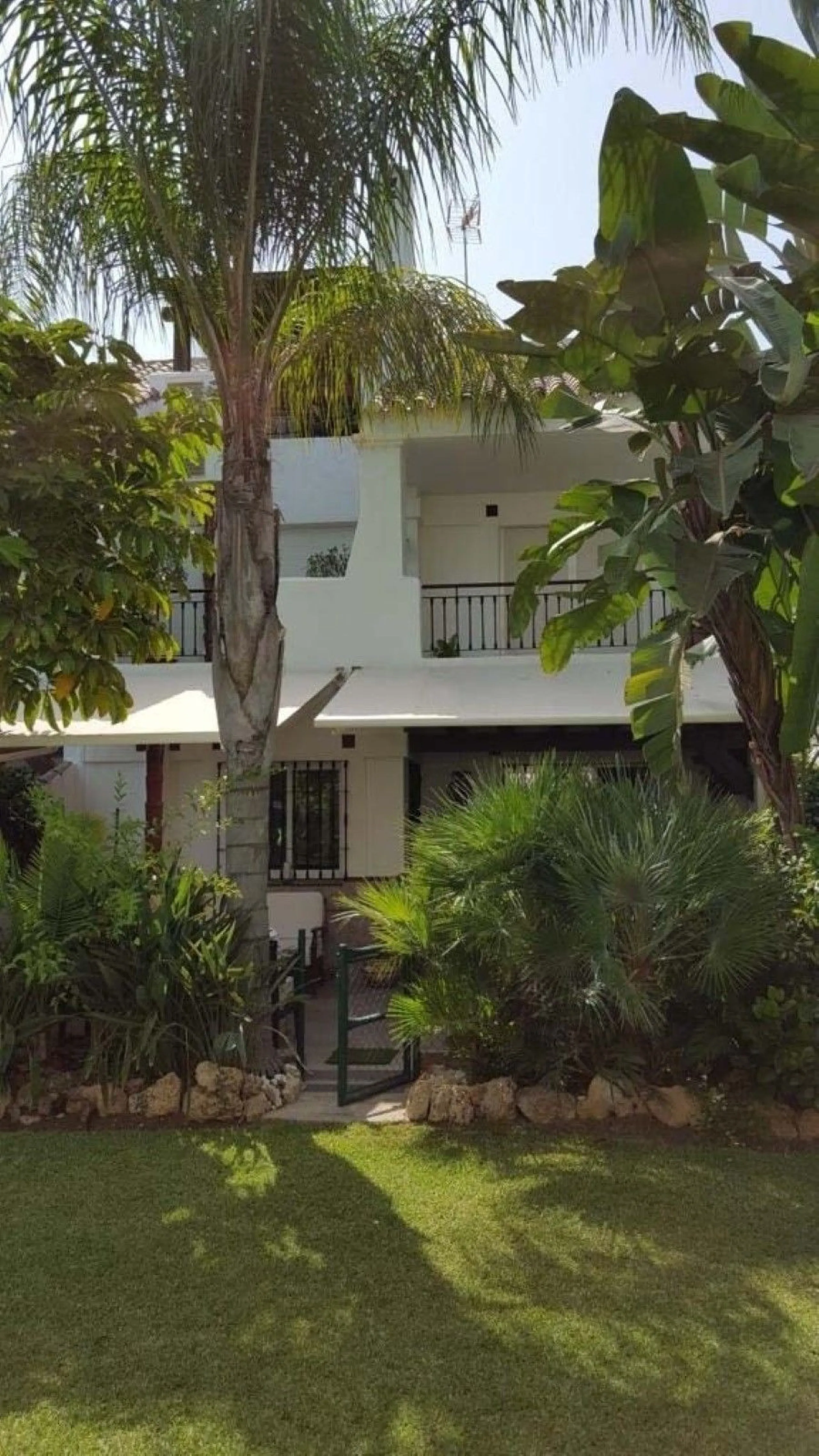 Fantastic townhouse for sale in Los Naranjos. It has 4 bedrooms, 2 bathrooms, guest toilette, spacious lounge and dining area with big porche, fully fitted kitchen, another porche at the entrance and 2 terraces. The complex has very nice pool and garden a