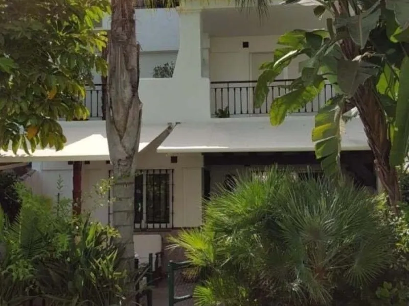 Fantastic townhouse for sale in Los Naranjos. It has 4 bedrooms, 2 bathrooms, guest toilette, spacious lounge and dining area with big porche, fully fitted kitchen, another porche at the entrance and 2 terraces. The complex has very nice pool and garden a