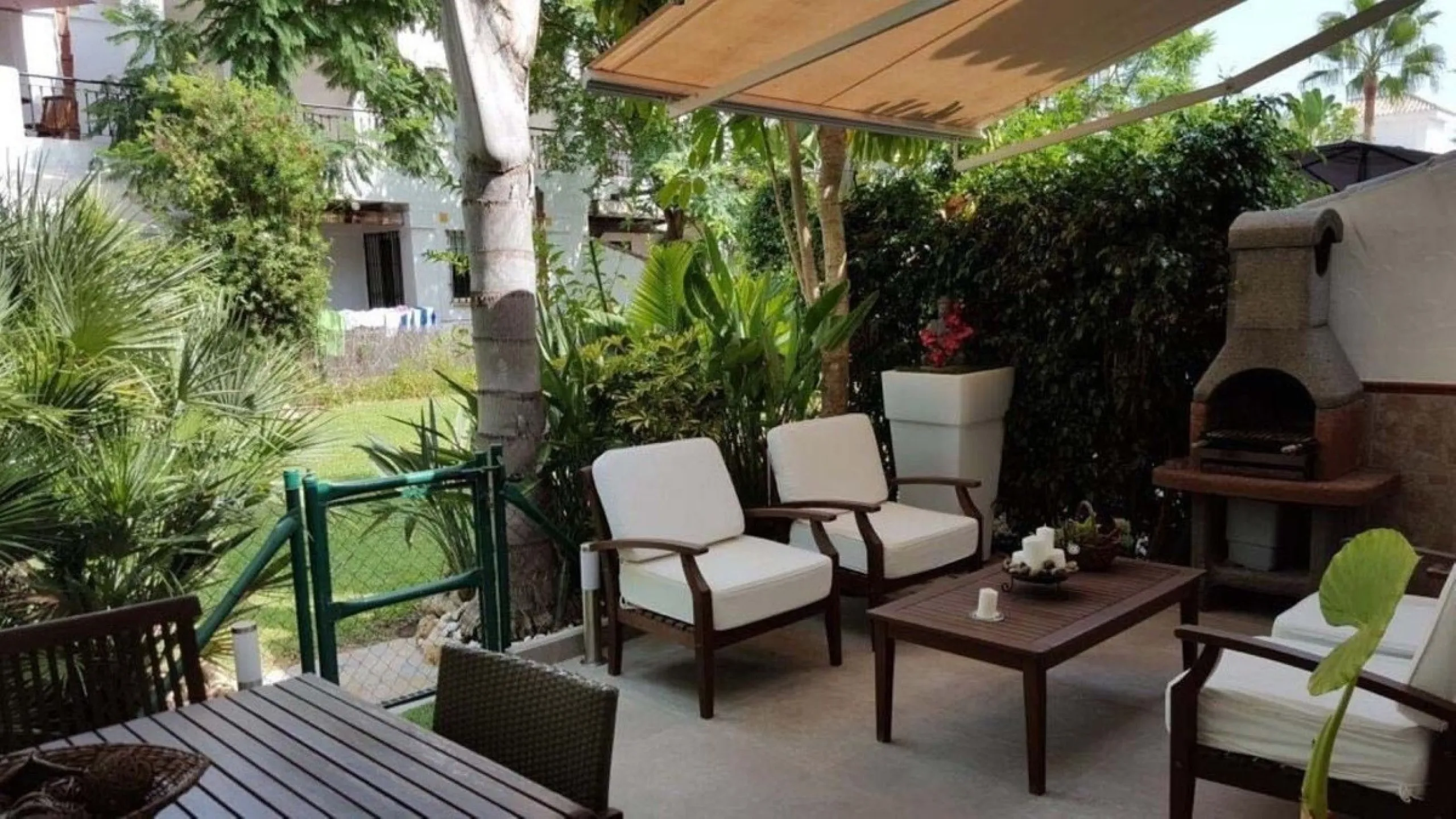 Fantastic townhouse for sale in Los Naranjos. It has 4 bedrooms, 2 bathrooms, guest toilette, spacious lounge and dining area with big porche, fully fitted kitchen, another porche at the entrance and 2 terraces. The complex has very nice pool and garden a