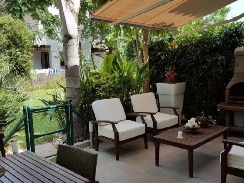 Fantastic townhouse for sale in Los Naranjos. It has 4 bedrooms, 2 bathrooms, guest toilette, spacious lounge and dining area with big porche, fully fitted kitchen, another porche at the entrance and 2 terraces. The complex has very nice pool and garden a