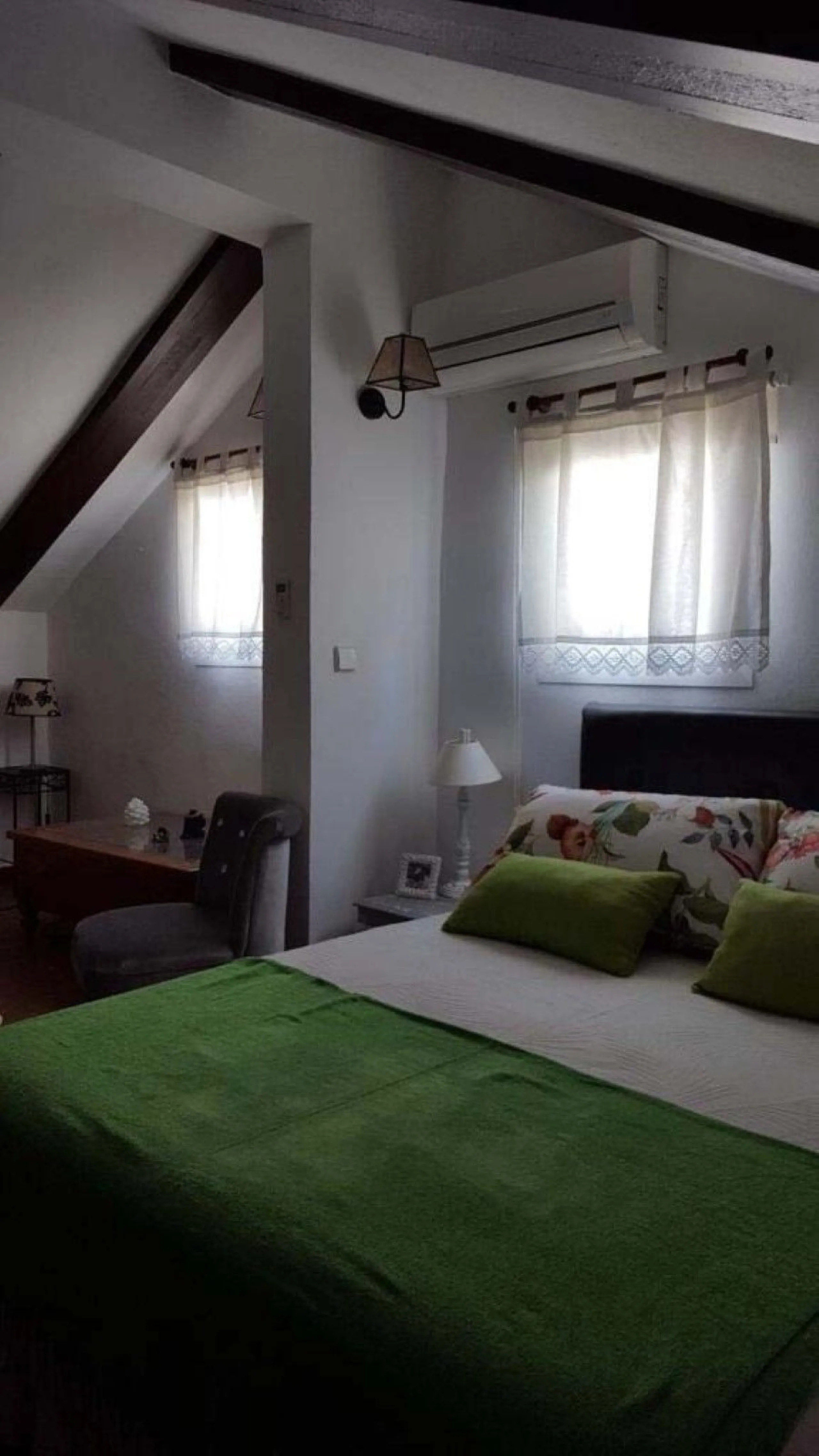 Fantastic townhouse for sale in Los Naranjos. It has 4 bedrooms, 2 bathrooms, guest toilette, spacious lounge and dining area with big porche, fully fitted kitchen, another porche at the entrance and 2 terraces. The complex has very nice pool and garden a