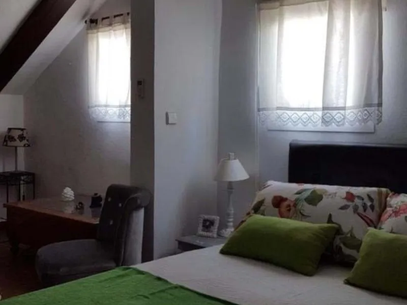 Fantastic townhouse for sale in Los Naranjos. It has 4 bedrooms, 2 bathrooms, guest toilette, spacious lounge and dining area with big porche, fully fitted kitchen, another porche at the entrance and 2 terraces. The complex has very nice pool and garden a