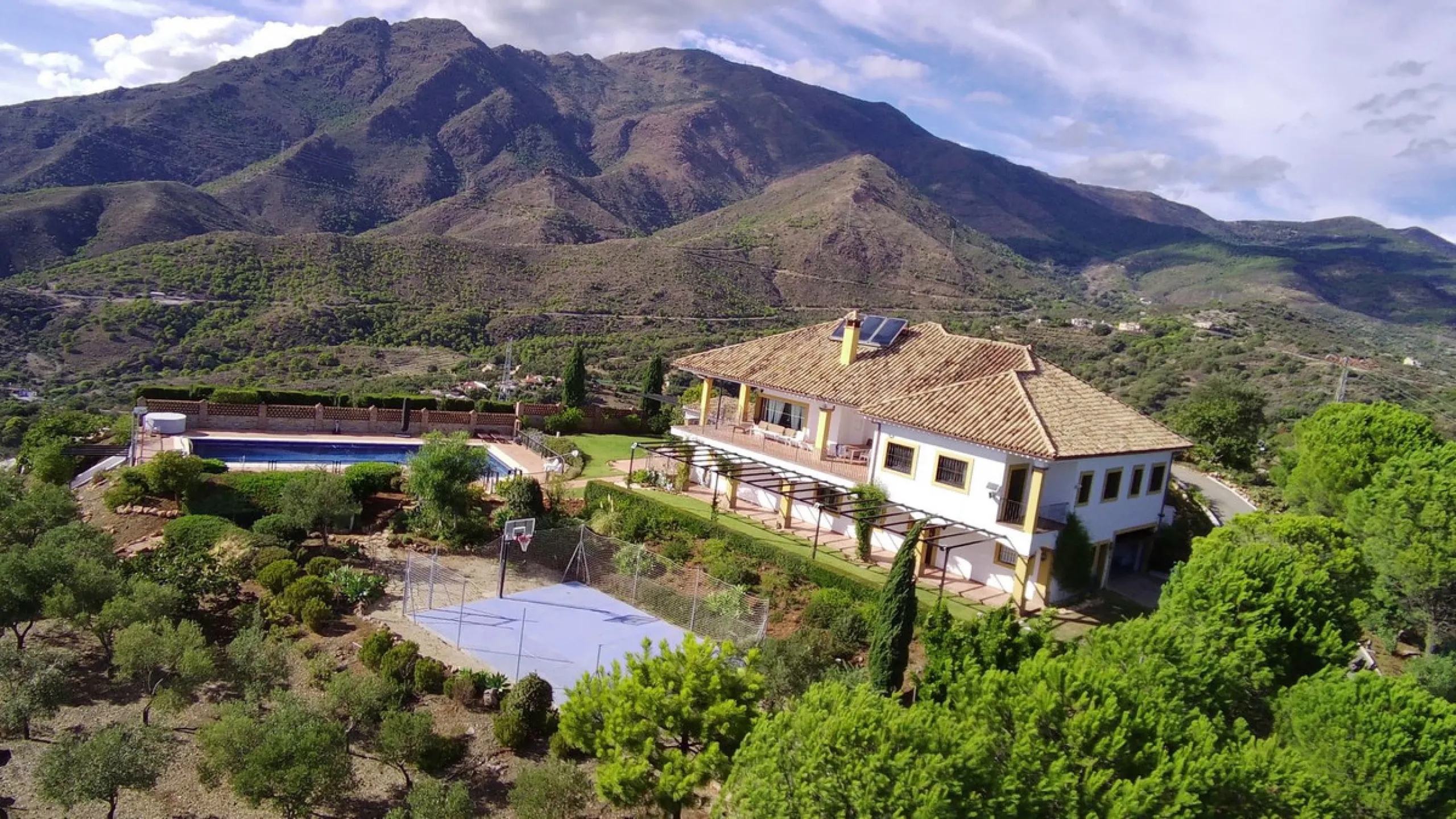 House - Finca - Cortijo в продаже в Estepona, Málaga. В доме 5 спален и 4 ванных комнат. Площадь дома 465 м². Площадь участка 61629 м²
