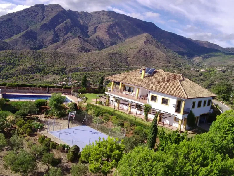 House - Finca - Cortijo в продаже в Estepona, Málaga. В доме 5 спален и 4 ванных комнат. Площадь дома 465 м². Площадь участка 61629 м²