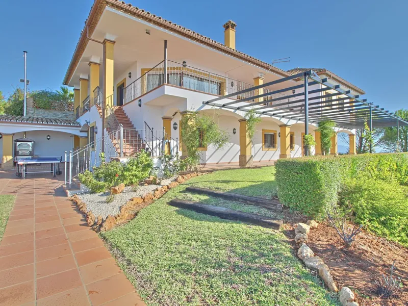 House - Finca - Cortijo в продаже в Estepona, Málaga. В доме 5 спален и 4 ванных комнат. Площадь дома 465 м². Площадь участка 61629 м²