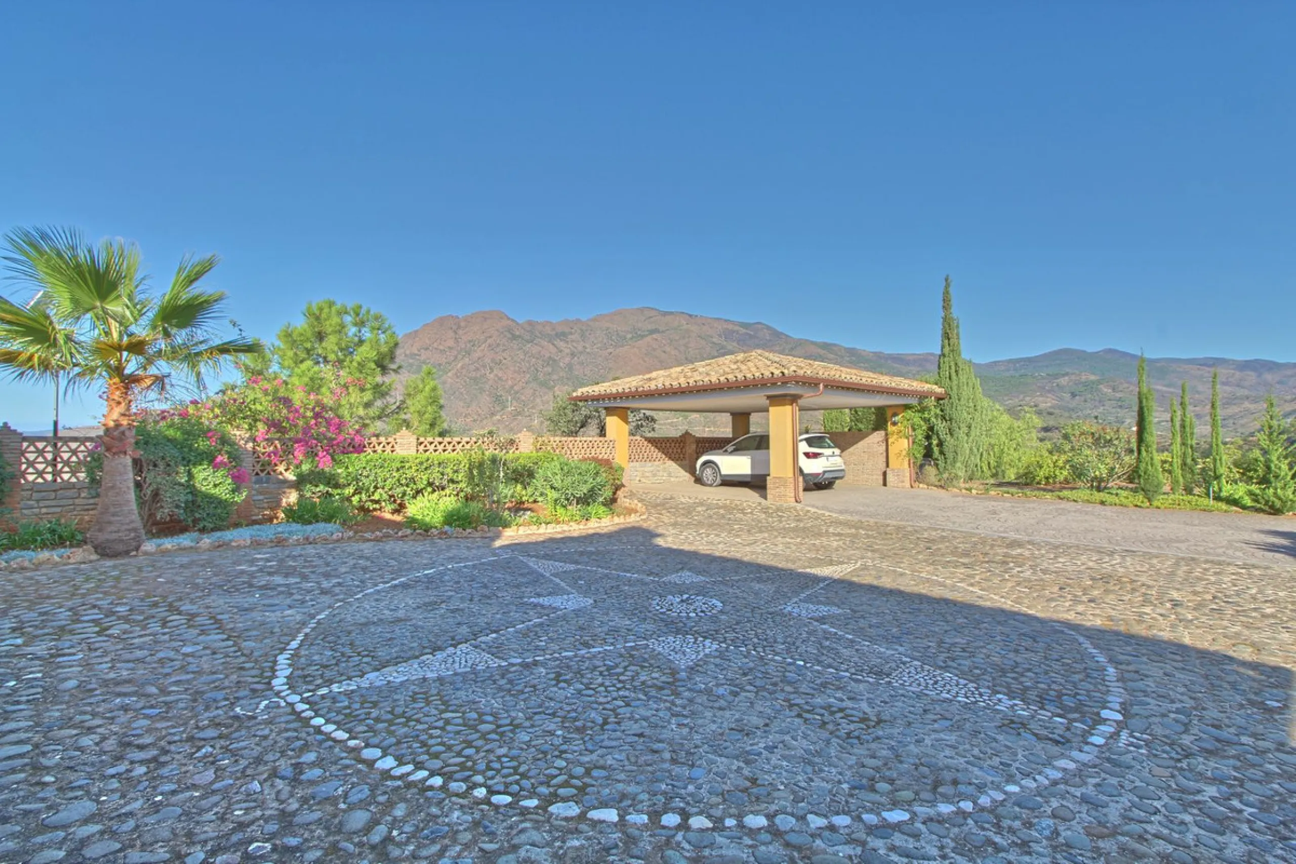House - Finca - Cortijo в продаже в Estepona, Málaga. В доме 5 спален и 4 ванных комнат. Площадь дома 465 м². Площадь участка 61629 м²