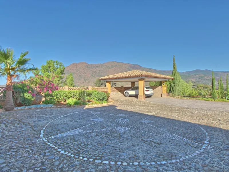 House - Finca - Cortijo в продаже в Estepona, Málaga. В доме 5 спален и 4 ванных комнат. Площадь дома 465 м². Площадь участка 61629 м²