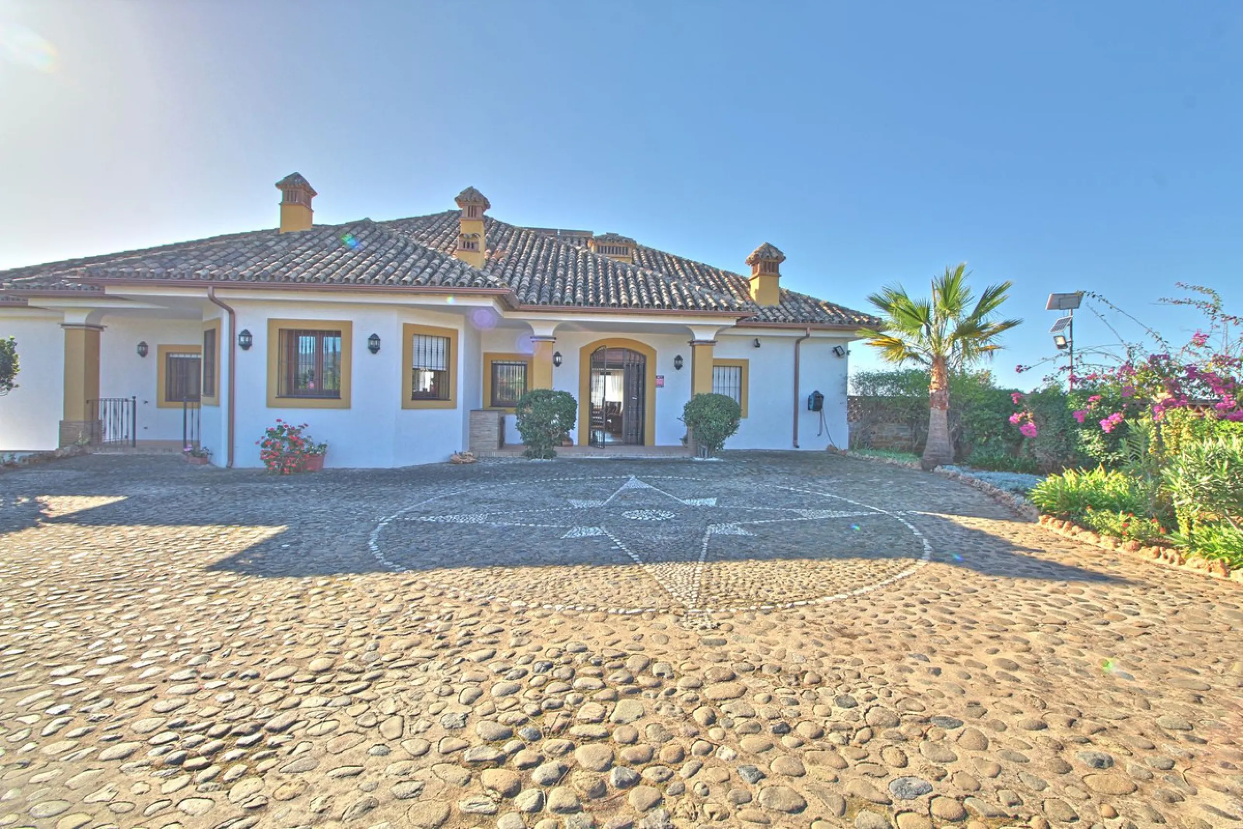 House - Finca - Cortijo в продаже в Estepona, Málaga. В доме 5 спален и 4 ванных комнат. Площадь дома 465 м². Площадь участка 61629 м²